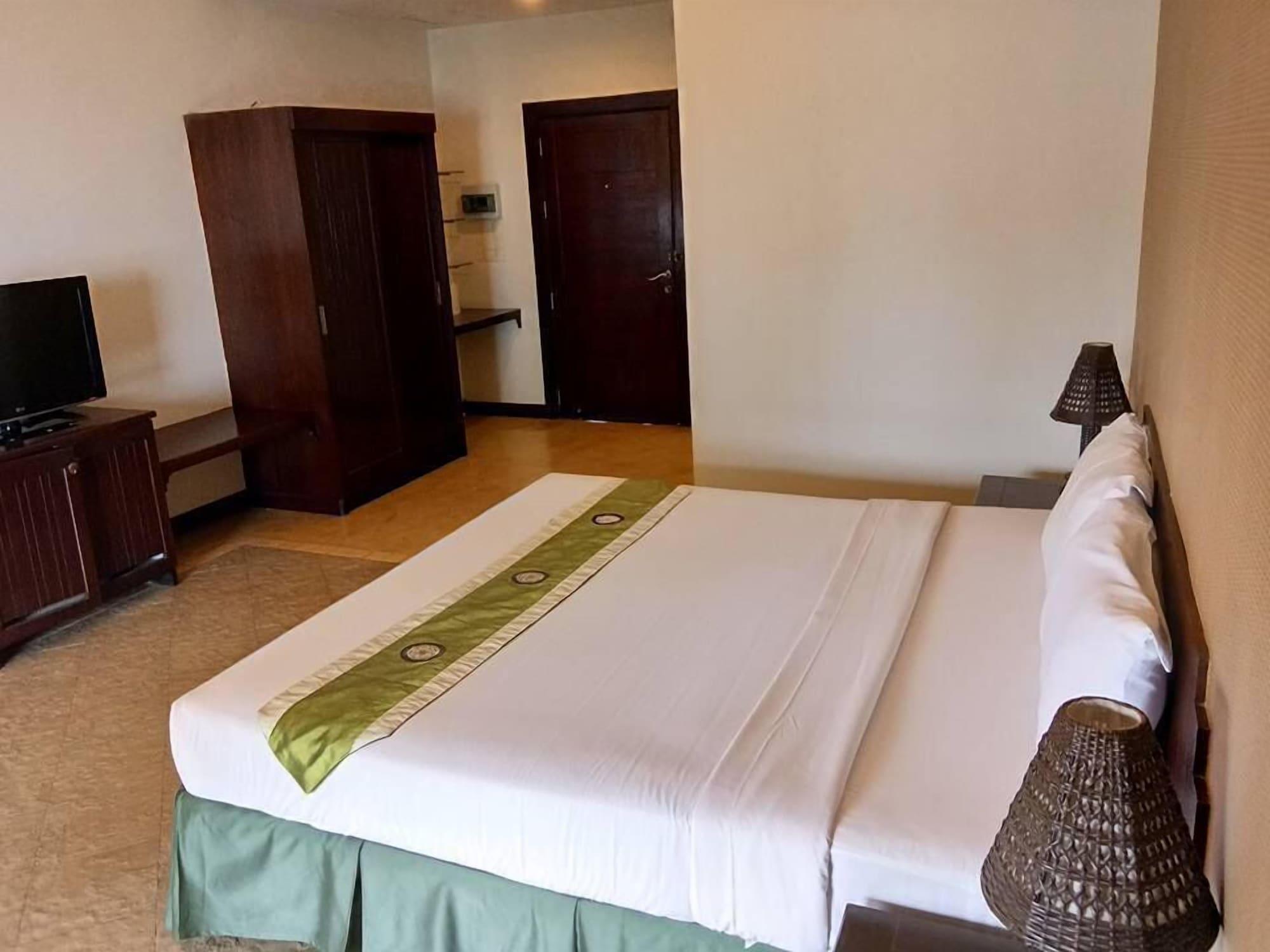 Golden Pine Beach Resort Pran Buri Exterior photo