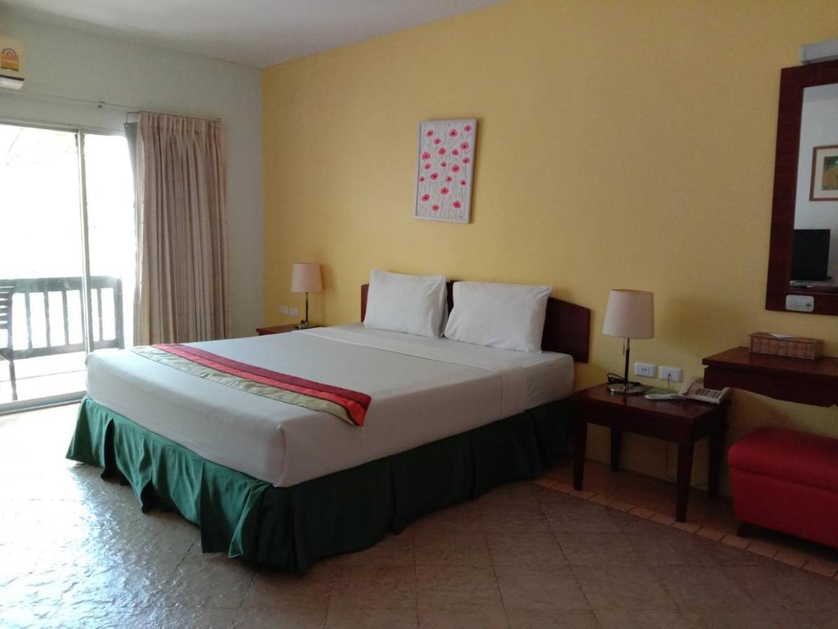 Golden Pine Beach Resort Pran Buri Exterior photo