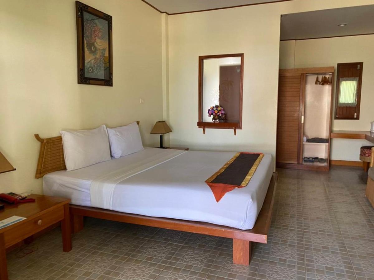Golden Pine Beach Resort Pran Buri Exterior photo