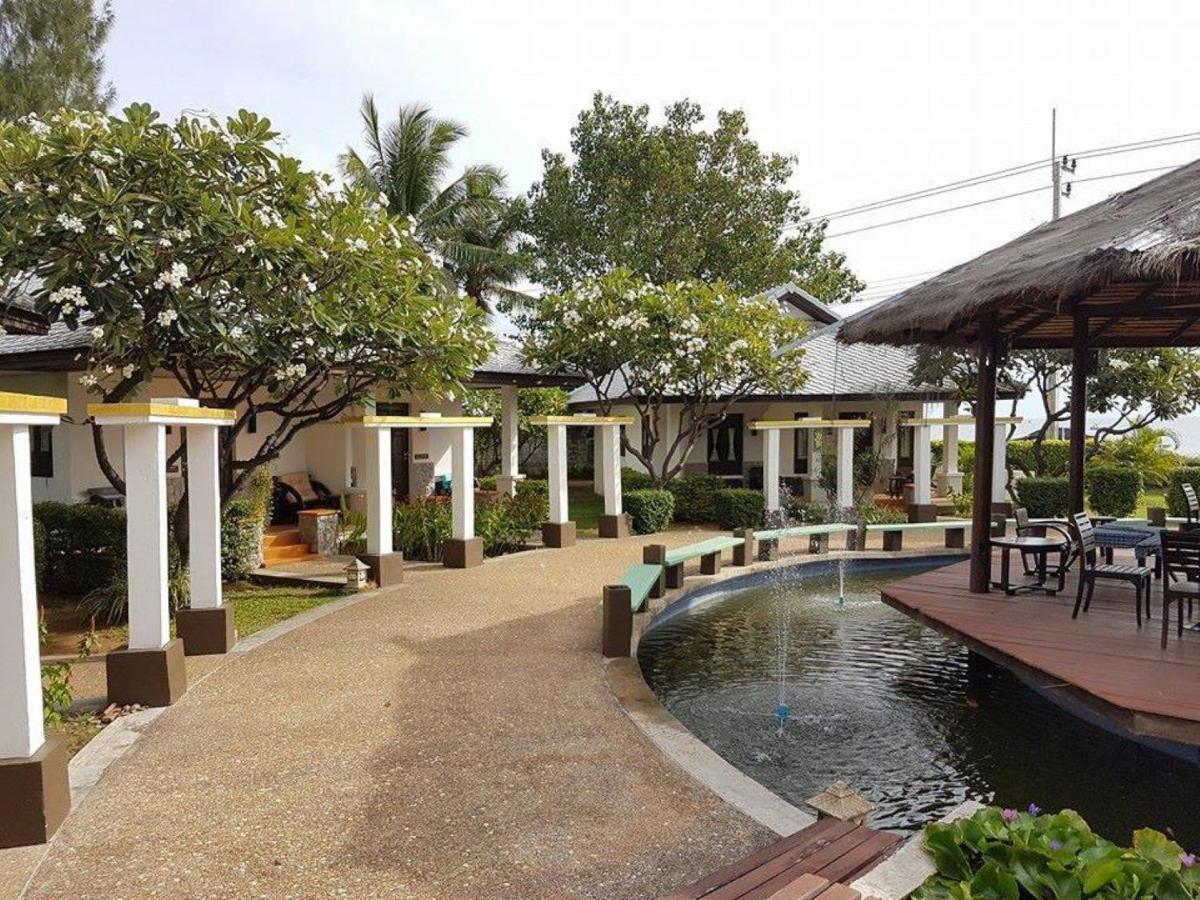 Golden Pine Beach Resort Pran Buri Exterior photo