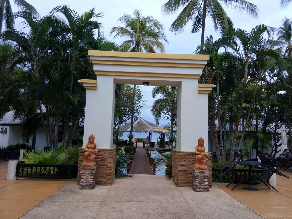 Golden Pine Beach Resort Pran Buri Exterior photo