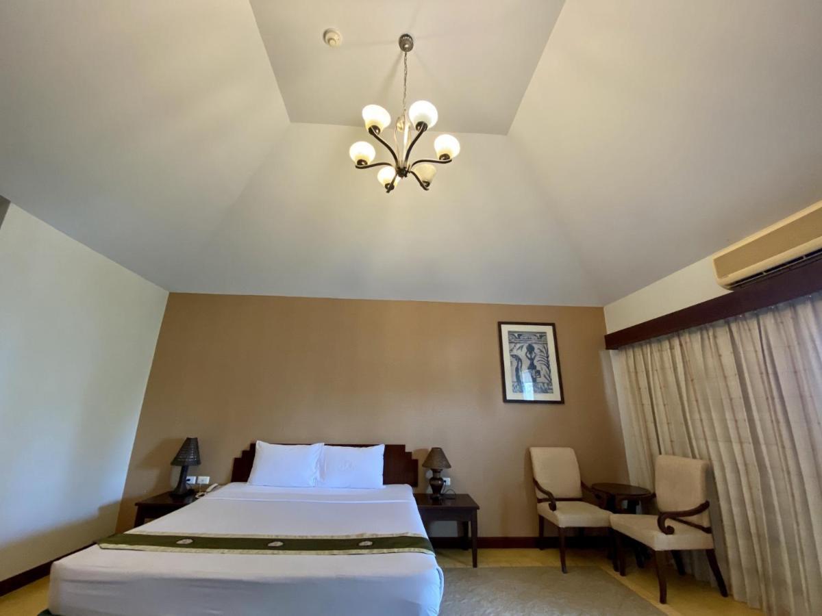 Golden Pine Beach Resort Pran Buri Exterior photo